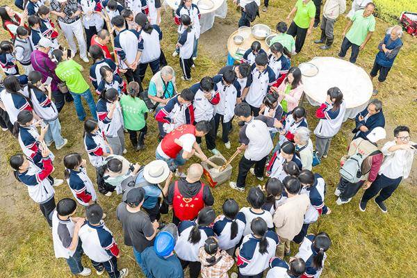 2021年10月21日内蒙古通辽市奈曼旗人民英雄纪念碑.jpg