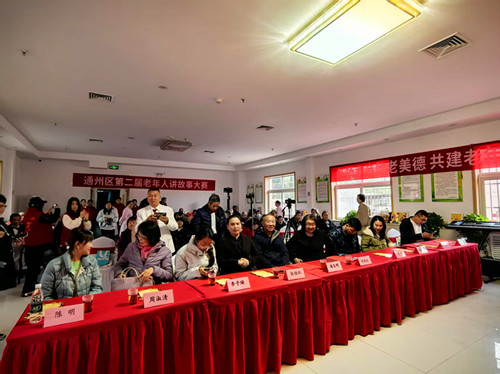 2018年10月25日时代中国网公益大使张颖与看丹老年公寓老人们一起唱歌跳舞.jpg